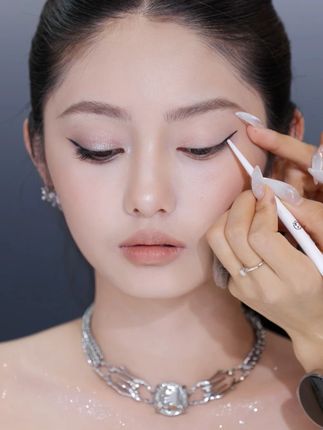 不藏着掖着了!小奥汀胶笔太好用了! #晴天 #天菜妆 #眼线胶笔 #新手化妆 #眼妆分享