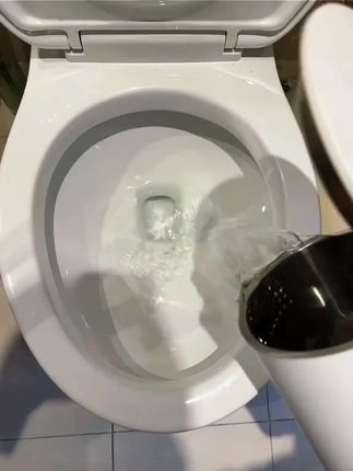 姐妹们,马桶定期就得一次大清洁,刷不干净的尿垢黄垢用它都可以清理的干干净净,关键还能解放双手,刷到真可以放心冲 # 洁厕剂 # 洁厕泡泡 # 卫生间好物