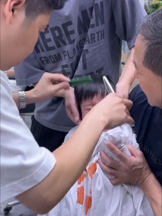 不要花几十上百带宝宝去理发店理发了!自己备一个理发器在家理,干净卫生还省钱!特别适合家里有男宝的,可以用上宝宝上学!#第一次剃胎发 #在家理发 #理发日记 #理发器 #剪发最乖的宝宝