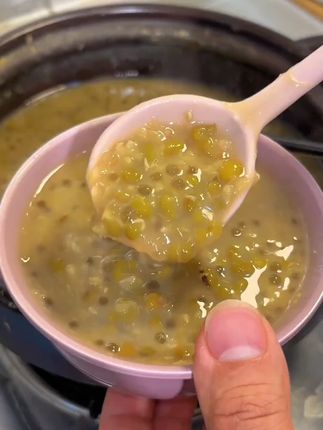 绿豆西米露 每年夏天,我们就特别喜欢喝##绿豆西米露 软糯香甜,清凉又解暑,做法真的太简单##夏日甜品 #红豆西米露