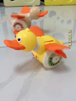 爸爸买的动感小黄鸭~打开开关满屋跑还会转圈圈,宝宝追着玩真开心,引导爬行、练习抬头追视~#小黄鸭玩具 #引导宝宝爬行玩具 #觅食转转鸭 #觅食鸭