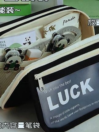 孩子的文具准备好了吗?这个就是现在孩子都喜欢用的大容量翻盖笔袋,它是这种翻盖的设计,不仅好看,而且特别方便拿取。它的面料是那种耐磨又耐脏的材质,不容易坏,整个袋子都是加厚的拉链,也非常的顺滑,里面的空间很大,可以放很多的笔和其它的学习用品。#字母笔袋 #翻盖笔袋 #铅笔盒  #文具袋 #文具用品推荐