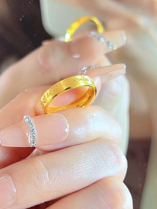 🌟追光的人终会光芒万丈~#六福珠宝 #珠宝心动好物 #氛围感 #百搭 #六福珠宝诺言黄金戒指