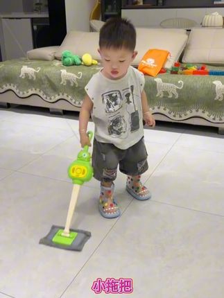 这款#音乐能量小拖把 也太有意思了吧,边拖边有语音引导宝宝去做家务,孩子瞬间成为家务小能手。#音乐拖把 #拖把小精灵 #早教玩具 #培养孩子好习惯