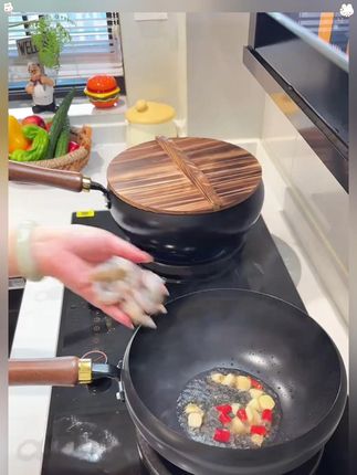 古法大肚锅简直太好用了,再也不用担心容易粘锅了,也不用害怕炒菜溅油烫手了,煎豆腐完全不会溅油,煎鱼丝丝滑滑也不会破皮,特别适合我们这种经常在家做饭的人~送一个锅盖和锅铲,喜欢的姐妹们不要错过啦#大肚锅煲汤煮面锅 #不粘大肚锅 #厨具用品