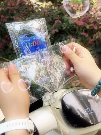 有这个高清可反复使用的防雨袋,手机就不担心雨天骑行进水了。#手机防水袋 #外卖小哥