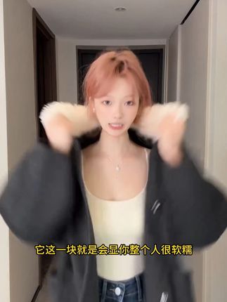#轻松摆脱路人感的韩系穿搭 #贵气感赫本风没有对手 #冬日穿搭测评 #解锁微胖梨形的本命穿搭 #不同场景下的风衣怎么搭 韩系温柔风毛绒领黑色毛呢外套女秋冬百搭宽松大衣2625