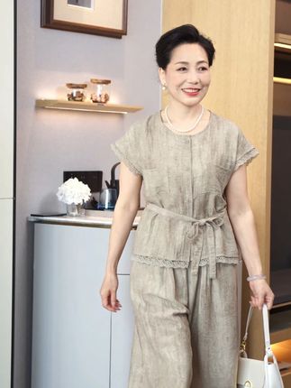 精致妈妈装,尽显岁月沉淀韵味。#谁穿谁好看 #妈妈装日常穿搭 #精致妈妈装 #气质穿搭