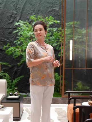 看着妈妈脸上挂着的笑容,我有着满满的满足感 #大码妈妈装 #中老年女装 #特大码妈妈装