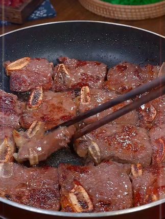 我儿子两周回来一次,每次回来都点名要吃这个黑椒牛仔骨,外焦里嫩又入味,他说比西餐厅做的还好吃。#牛仔骨 #牛肉