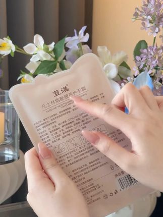 家人们,手部护理可不能落下呀,这款猫爪手膜,不仅补水保湿,里面的烟酰胺成分还能缓解皮肤干燥,手上粗糙,有倒刺的姐妹,赶紧来试试吧!#好物种草 #购物分享 #女生必备 #手部保养 #手膜