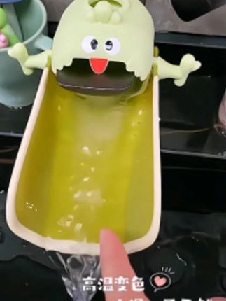 "宝宝洗手神器|硅胶引水器 防溅不湿衣💦" 让宝宝爱上自己洗手!这个神器解决洗手台太高难题~ ✨ 食品级硅胶:可啃咬不藏垢 安全无忧 🦋 360°旋转头:任意角度调节 水流不飞溅 🌿 卡通造型:吸引宝宝主动伸手 养成好习惯 💃 严选防滑设计:适配各种龙头 安装超稳固 #洗手神器 #宝宝自主洗手 #防溅水龙头 #育儿好物 #习惯养成