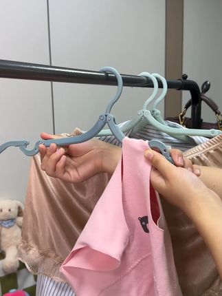 又到给孩子准备寝室生活用品了,这款折叠衣架值得入手,小巧精致、方便携带,适合学生寝室使用!#衣架