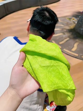 这也太凉快了!德佑这个凉感小毛巾,挂脖子上或者缠手腕上,天热出门再也不怕出汗闷热了! #清凉一夏 #夏日必备 #德佑 #凉感