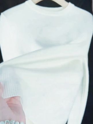 家人们,2025新款男士针织毛衣来啦!纯色简约设计,时尚百搭,轻松驾驭各种风格。圆领款式,舒适不勒脖。秋冬必备的内搭神器,保暖性能超棒,让你在寒冷的冬天也能风度翩翩。还等什么,赶紧入手一件吧!#男士毛衣 #秋冬穿搭 #纯色打底衫 #保暖上衣 #时尚内搭