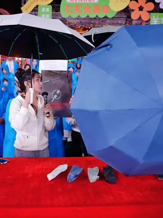 户外旅行便携防丢扣伞加大加厚加固防晒全自动晴雨伞,环扣自动伞,加大抗风暴,韧性伞骨,强韧耐用,环扣手柄,轻松便携,加大伞面,黑胶加厚,防晒防雨,合金伞杆,防锈坚固,全自动手柄,一键开收,创意环扣,便携可挂,超值给力#木森卷土重来 #防晒遮雨雨伞 #防晒两用雨伞 #加大抗风加厚雨伞 #结实耐用雨伞