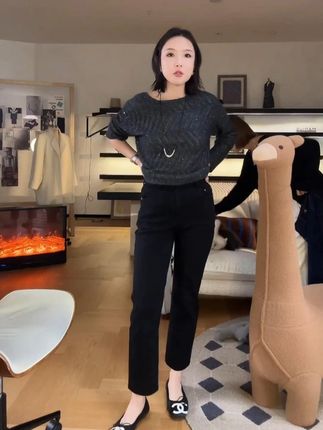秋冬大衣灵魂伴侣羊绒牛仔小脚裤,秋冬上身衣服体积感比较大,下装搭配小脚裤更显比例感!小脚裤无论是搭配短靴中筒靴都很好穿,两色包罗了秋冬所有大衣外面西装皮衣配搭,无论你是年轻的时髦的通勤的上班的都很百搭!#穿出高级感 #羊绒牛仔裤 #小脚牛仔裤 #显高显瘦显腿长 #早秋穿搭公式来了