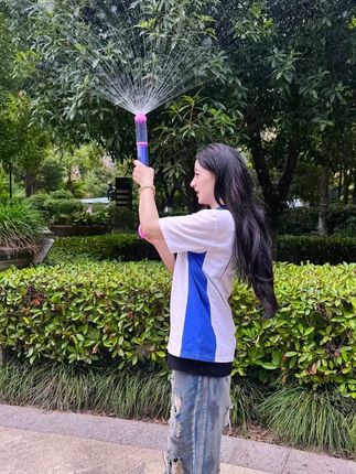 今年再也不用给娃戳瓶子了,给他安排一个烟花水枪,让他拥有夏天玩水的快乐#戏水玩具 #爱玩水的小朋友