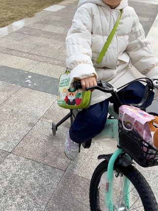 弟弟的小车车太矮了,被姐姐远远地甩在后面! 弟弟的小车车太矮了,被姐姐远远地甩在后面!#儿童搞笑视频 #小朋友骑自行车 #小朋友日常生活 #儿童自行车 #儿童滑行车溜溜车