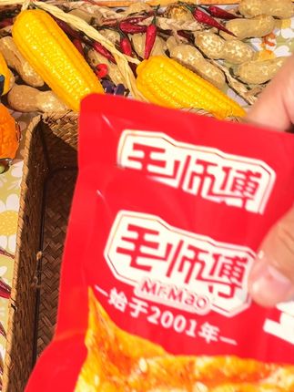追剧追到剧荒?是因为没配毛师傅香辣豆皮!开袋瞬间被香辣味勾住,豆皮裹着红油越嚼越香,28 天短保吃的全是本真味道,剧情再水有它在都能看下去!#开袋即食 #辣条 #谁懂这一口的好吃程度 #零食推荐 #追剧小零食