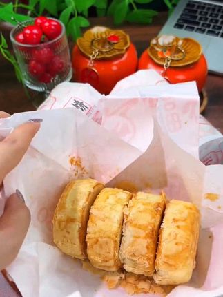 #咸鸭蛋 #抖音美食推荐官 酥皮月饼大赏!层层酥香,一口难忘,小仙女必备 #零食推荐 #吃货必备 #面包