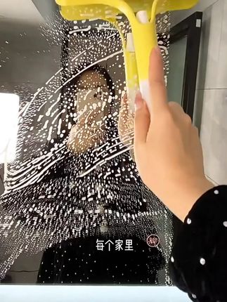 一体式喷水多功能家用硅胶刮玻璃器喷雾刷玻璃擦车窗刮水器