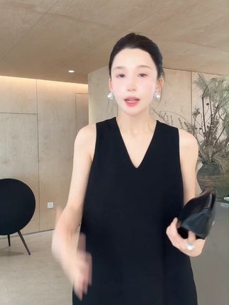 Z.blues【神仙裙一套】来袭!醋酸混纺面料,垂坠感十足,尽显高贵气质。假两件设计独特又显瘦,背心连衣裙款式简约大方。轻松适配多种场合,穿上秒变气质女神。 #醋酸连衣裙 #假两件设计 #显瘦显高贵