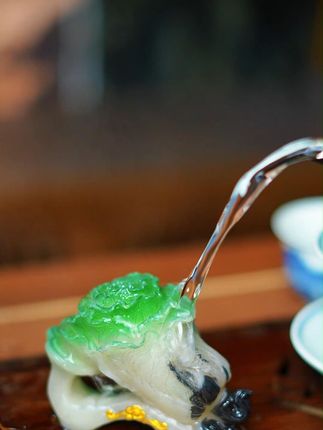 如意如意,按我心意。白菜摆材,遍地生财。这变色茶宠如意白菜简直是茶桌小惊喜~平时是沉稳色泽,浇上茶水,就像被唤醒,颜色渐变超丝滑,白菜叶片的细节在变色中更显生动,好似能掐出水。如意造型寓意也好,摆在茶桌,喝茶时赏着它变色,心情都跟着愉悦,入手不亏~#茶器之美 #文玩 #变色茶宠