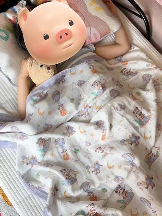 新生儿四层竹棉盖毯薄款婴儿薄毯子包巾浴巾幼儿园透气柔软多功能 这种纱布的盖毯和夏天就真的很契合 这种纱布的盖毯和夏天就真的很契合,四层纱布的结构,肉眼可见的柔软亲肤,竹纤维和棉纤维的结合,盖着轻薄透气不闷汗,夏天贴身盖都没问题,尺寸也足够,当个浴巾也可以,折叠起来就一点点大,出门带着很方便,车上小眯一会儿、露营野餐也都OK#婴儿盖毯 #宝宝盖毯 #午睡毯 #儿童夏凉被 #纱布盖毯