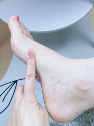 不要等脚后跟已经开裂了才想起来护理!关于我每天涂脚这件事,脚后跟嫩嫩的才好看呀!脚后跟干裂,我都会用这个倍护棒,口红管设计,涂起来不脏手,能深层滋养皮肤 !#脚后跟干裂 #平价好物 #亲测好评 #值得拥有噢
