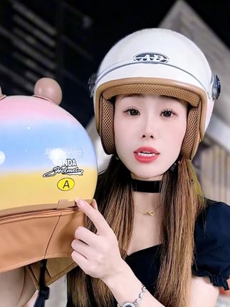 过1个月温度就要降下来了~来看看这顶实用颜值又高的头盔! 头盔可以选择透明镜片和极光镀银镜片!极光镜片做到了日夜通用,白天防晒,晚上防远光灯!两侧的护耳可以拆卸,天冷了你装上护耳还也有一条加绒加大的围脖,挡风挡雨天再冷都不用担心!#头盔 #电动车头盔 #四季头盔 #保暖头盔 #防晒头盔