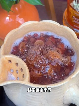 取黄芪、麦冬、五味子、红枣一起煮水喝,这就是著名的黄芪五味茶。每次一包,开水冲泡5分钟即可,入口清润甘甜。