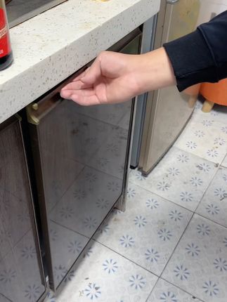 家里柜门时间久了容易脱落, 有了这个合页修复板,简单安装,结实又耐用#柜门修复板#合页固定片#家具维修