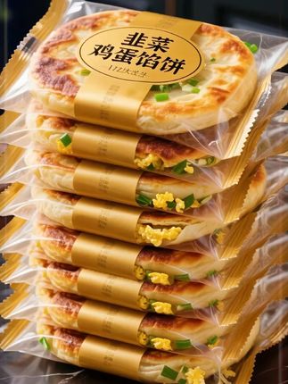 韭菜鸡蛋馅饼。韭菜鸡蛋馅饼的美味吃法。刚出锅的韭菜鸡蛋馅饼,外皮金黄酥脆,咬下去“咔嚓”作响。不妨搭配一碗热气腾腾的小米粥,让软糯与酥脆口感交织。或是淋上少许香醋,搭配一碟脆爽的腌黄瓜,酸味巧妙中和油腻,黄瓜的清爽为味蕾带来新惊喜。若是喜辣,蘸上自制辣椒油,鲜红的辣油裹满馅饼,焦香、葱香、韭菜香与辣味瞬间在口中迸发,每一口都层次丰富,吃完再喝一口酸梅汤,酸甜滋味解腻又畅快,将韭菜鸡蛋馅饼的美味发挥到极致。#韭菜鸡蛋馅饼#饼#馅饼#好吃#美食