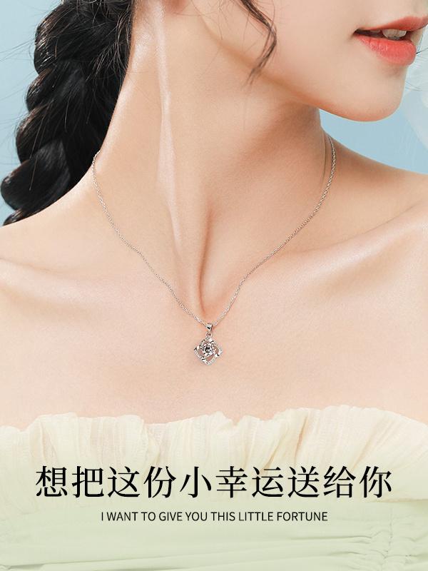 春风吹散蒲公英,吹不散指向幸福的四叶印记。#ClareKalen项链#总有一款适合你#首饰分享