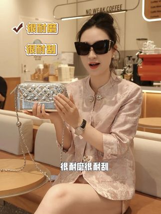 银色流浪包,耐磨耐刮,头层牛皮~2025新款爆款银色斜挎包 #包包种草 #美出高级感 #女包 #美包分享