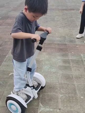 你家的孩子是不是一回家就玩手机,试试这款领奥平衡车,实用好玩 #领奥平衡车#儿童平衡车#生日礼物#让孩子远离手机#儿童玩具