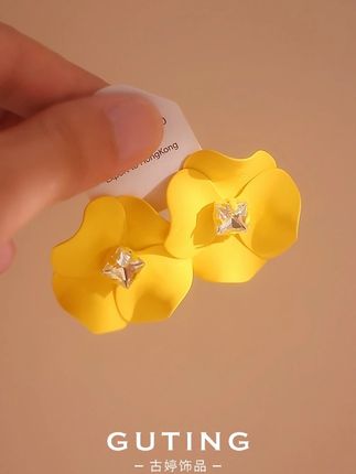 哇塞!明媚花花耳环,戴上秋日氛围感拉满了,谁戴谁美吖~~#饰品分享 #种草好物 #时尚单品 #耳环 #耳钉