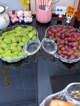 十几米入手2个玻璃贝壳饺子盘 #吃饺子就用这个饺子盘 造型独特容量大,能装满满一大盘,分格设计不串味,还能当个海鲜盘