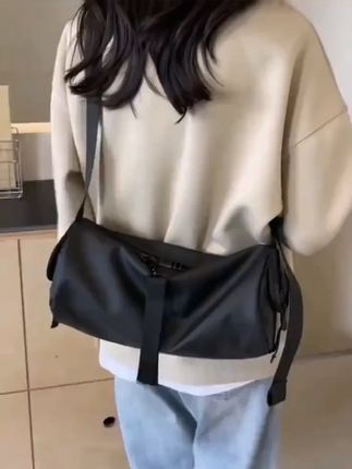 防水帅气斜挎包女2025新款时尚运动圆筒包洋气百搭简约黑色小挎包
