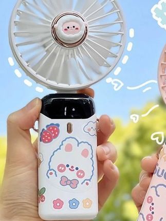 宝子们看过来!这款卡通手持风扇也太懂夏天了吧!巴掌大小能揣进书包,学生党上课、图书馆用超方便~ 三档风速调节,静音到同桌都听不见!还能折叠挂脖,解放双手刷剧、刷题两不误~Type-C快充,充一次用8小时,续航超给力!卡通图案软萌到犯规,闺蜜见了都要抢~ 现在下单送卡通贴纸,一杯奶茶钱带走夏日清凉,库存告急手慢无,戳小黄车直接冲!#手持小风扇 #挂脖风扇 #风扇 #学生时代 #好物