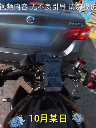 女司机在高速路口倒车撞到摩托车,女司机翻脸比翻书还快