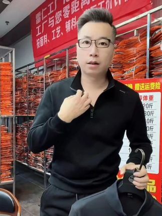 新卫衣上线!显贴身穿不闷,早晚温差穿刚好,闭眼入不踩雷! #新款上新 #面料柔软舒适#显瘦穿搭#谁穿谁好看系列
