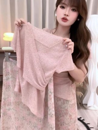 千寻家 蜜桃粉交叉V领短袖+碎花半身裙纯欲高级感女新款套装#高级感套装 #碎花半身裙
