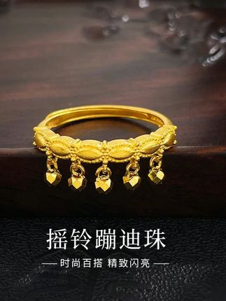 老鳯祥足金999精品5G时尚摇铃蹦迪珠黄金活口戒 ✨💫哇塞!摇铃蹦迪珠也太酷啦~精致的金饰上挂着灵动小坠子,一晃动就像在摇铃,又闪又有氛围感,时尚百搭,蹦迪戴超吸睛,日常配搭也超出彩~💖🥳 #黄金首饰推荐 #蹦迪必备饰品 #足金999戒指 #足金蹦迪珠戒指 #个性首饰