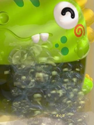 爸爸安排的#洗澡玩具 也太好玩了吧,轻轻一按瞬间吐泡泡,孩子喜欢的不得了,洗澡再也不哭闹了 #爱洗澡的宝宝  #宝宝洗澡