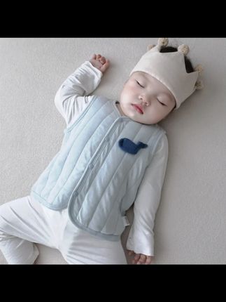 马上降温了,不想宝贝着凉的呀,你们一定要去给他多入手两件这种纯棉夹棉的一个小马甲,拿到手这品质真的特别好,关键还是a类,100纯棉的小面料,无荧光无甲醛,穿着安全放心 #母婴好物分享 #每日分享 #宝宝夹棉马甲 #宝宝保暖马甲 #宝宝马甲背心