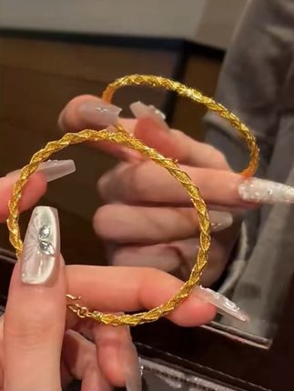 碎冰冰满天星缠绕手镯,璀璨星光点缀腕间。轻盈灵动,举手投足间尽显优雅气质。#首饰分享 #手镯 #小众设计感 #美出高级感 #时尚饰品