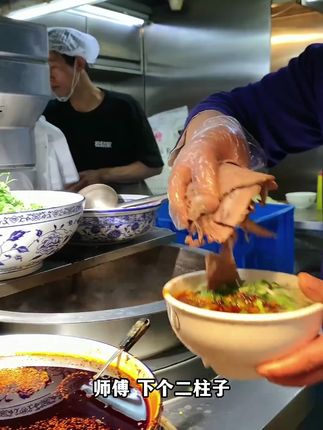 师傅,来碗牛大!兰州地道牛肉面你不来尝尝? #特色面食 #牛肉面 #兰州牛肉面 #唏嘛牛