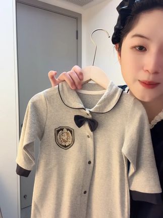 这套学院风连体衣穿起来也太好看了吧~~奶呼呼的#萌宝穿搭 # 这套学院风连体衣穿起来也太好看了吧~~奶呼呼的#萌宝穿搭 #人类幼崽又奶又酷穿搭